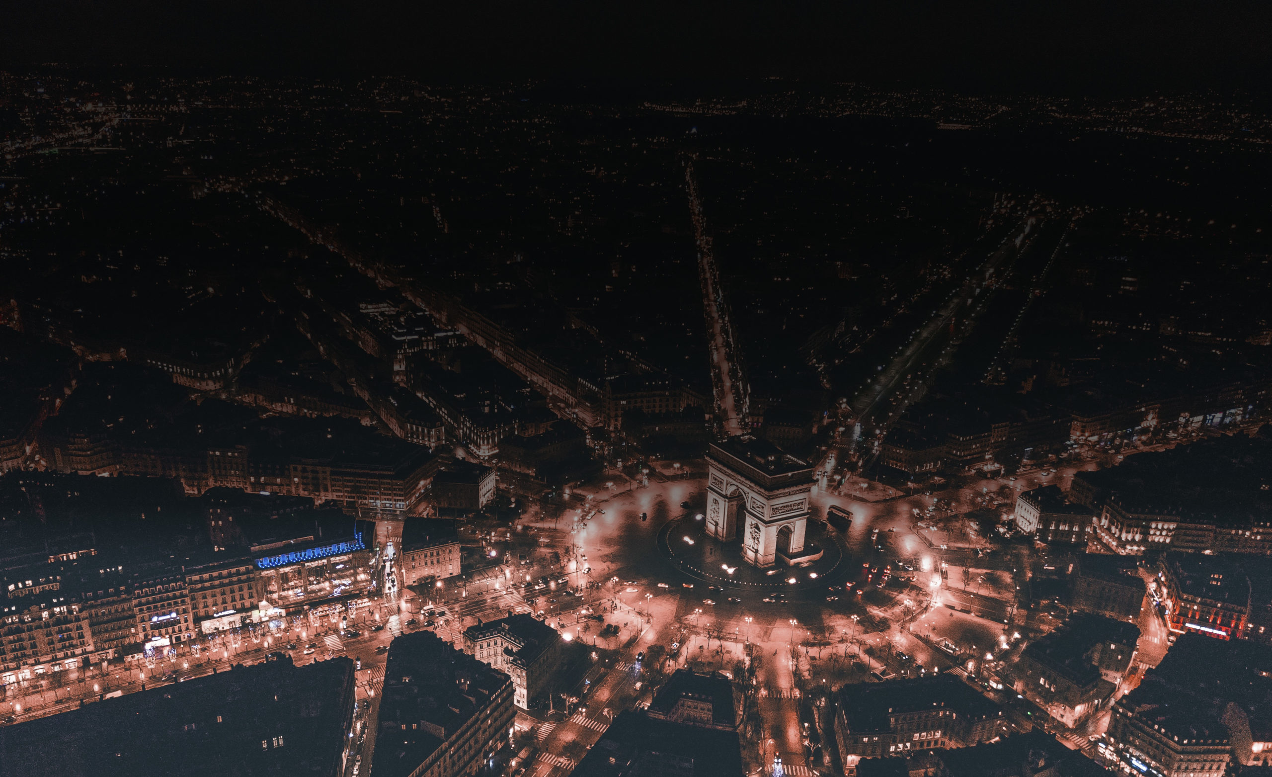 photo aérienne de l'arc de triomphe à Paris